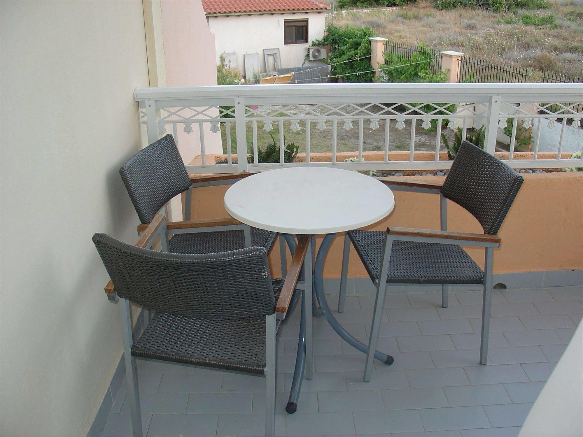 Lyristis Dinos Studios & Apartments Faliraki Exterior foto